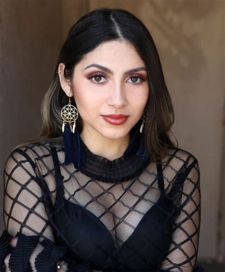 Dulce Alondra: Rising Star in the Music Industry