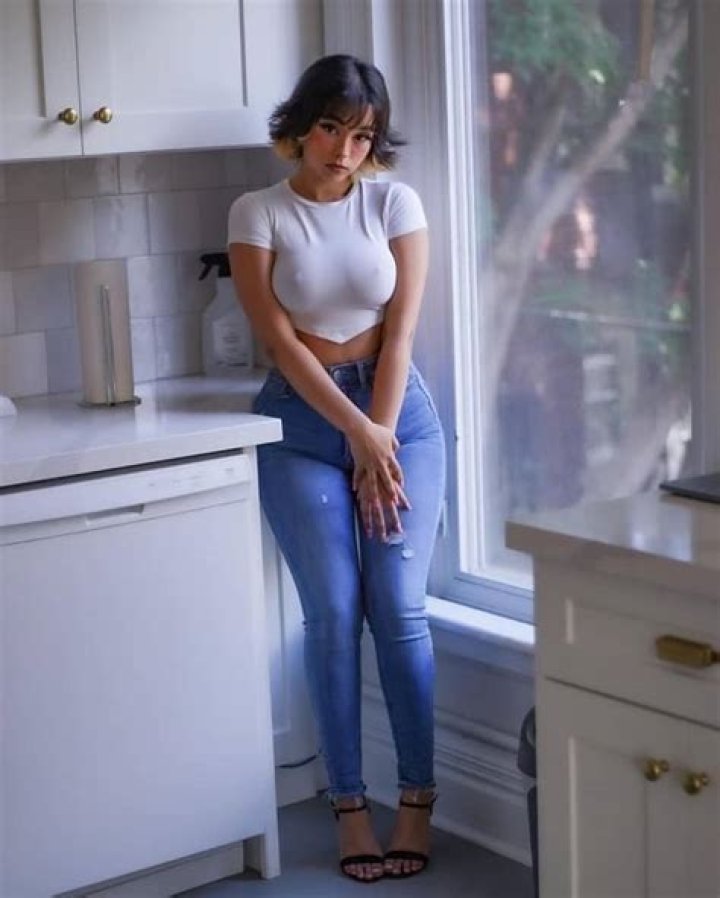 Erom&eacute; Leila Sohna: A Rising Star in the Music Industry