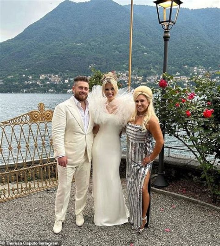 Is Theresa Caputo Married? Unveiling the Truth Behind the Psychic Medium&rsquo;s Relationship Status